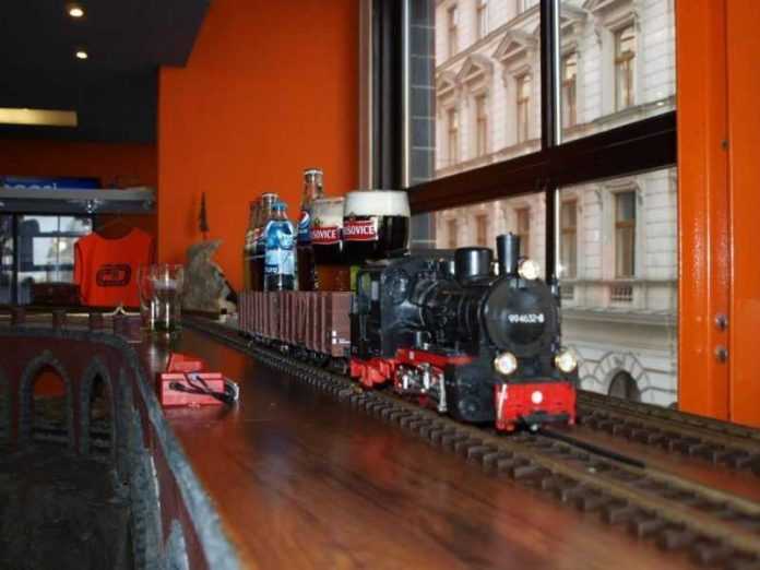 a84bd262a891031926dc1390f2f3df4d Výtopna: il ristorante dove la birra arriva in treno