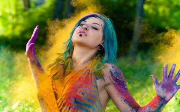 Girl-During-Holi-Festival-t1-1680X1050 Estate 2016: i festival alternativi in Repubblica Ceca