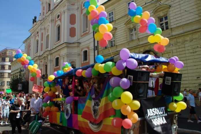 Praha,_Staré_Město,_Prague_Pride_2012,_vůz_s_balonky Repubblica Ceca: torna ad agosto il Prague Pride 2016