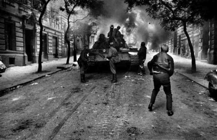 CZECHOSLOVAKIA. Prague. 21 August 1968. Warsaw Pact tanks invade Prague. 21 agosto: L’occupazione sovietica di Praga del 1968
