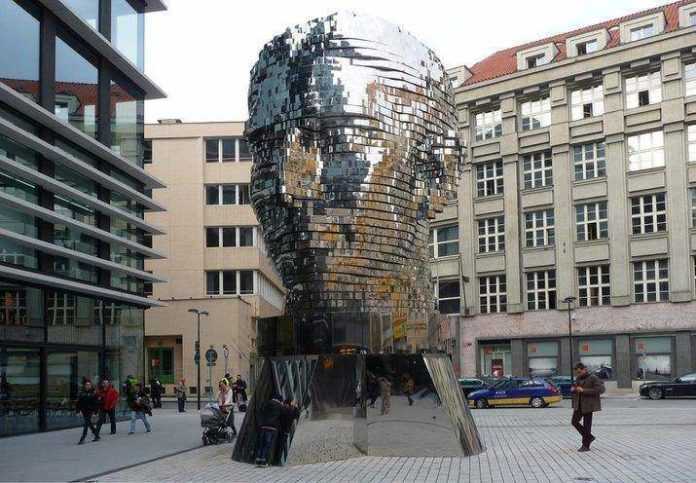 Metamorphosis: la scultura di David Černý come scomposizione meccanica dell’identità in Kafka.