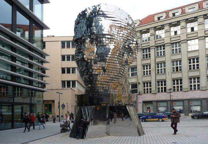 Metamorphosis: la scultura di David Černý come scomposizione meccanica dell’identità in Kafka.