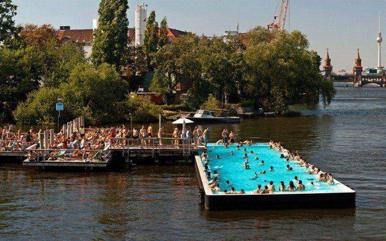 Praga: una piscina galleggiante in mezzo alla Vltava
