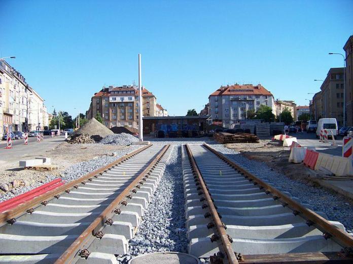 800px-Podbabská,_výstavba_tramvajové_trati,_stará_smyčka_zdola Lavori al trasporto pubblico