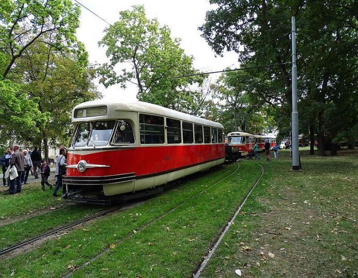 Výstaviště_Holešovice,_historické_tramvaje_2015,_vůz_6002 Tram T2