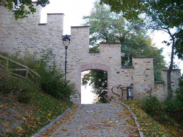 800px-Petřín,-průchod-Hladovou-zdí Hladová zeď