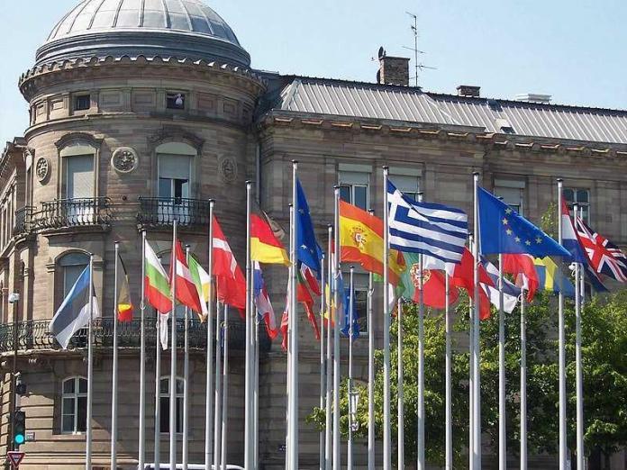 800px-Flags_of_Europe_Strasbourg