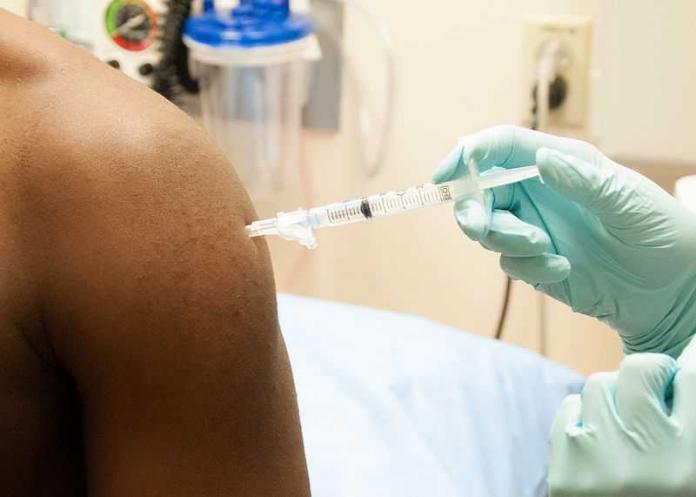 Study_Participant_Receives_NIAID-GSK_Candidate_Ebola_Vaccine Vaccino