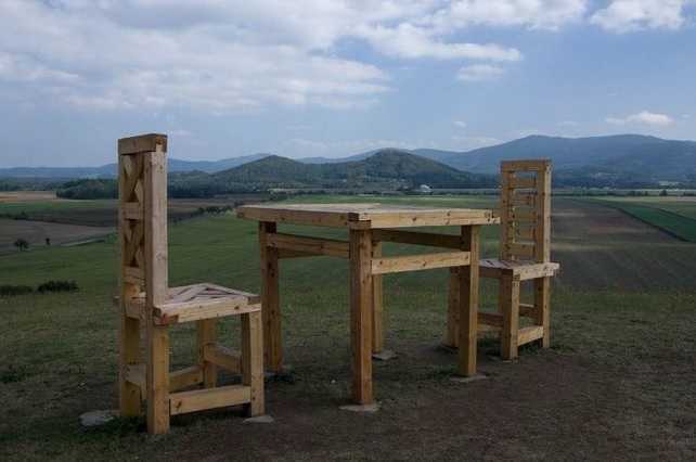 Tavolo e sedie giganti
