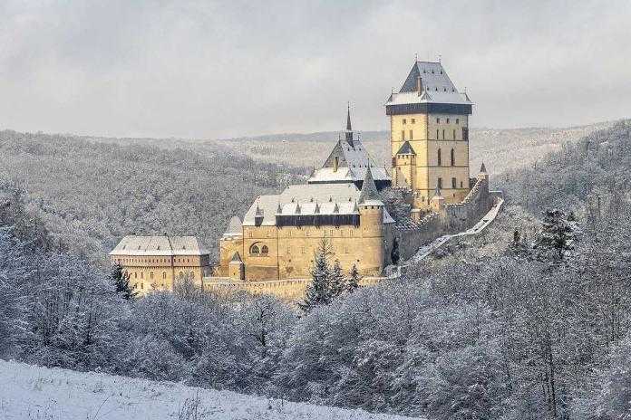Castelli della Repubblica cecaIl castello di Karlštejn in inverno