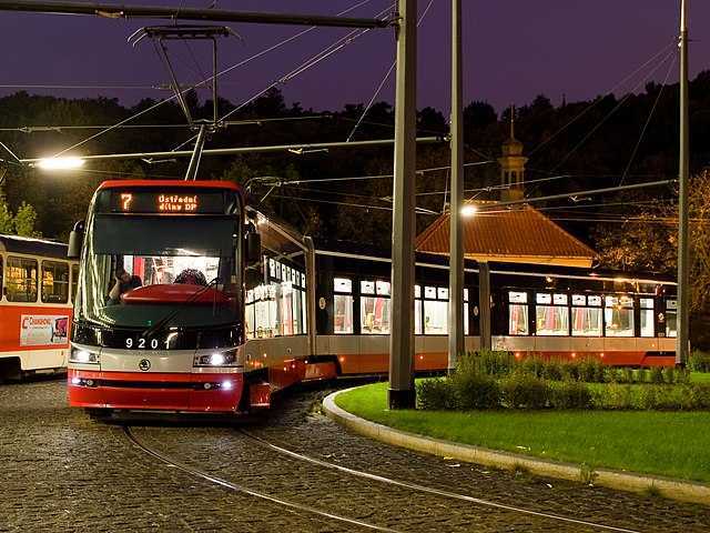 Il nuovo tram Škoda 15T Praga attraversa Radlická durante il primo giorno di partenza.