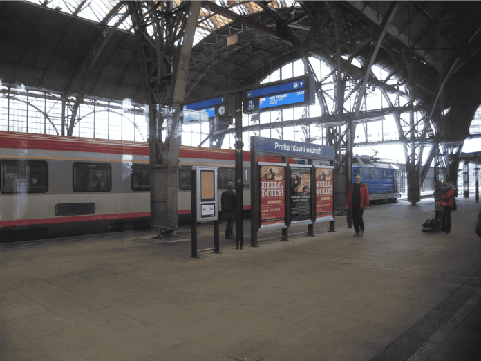 La Stazione Centrale di Praga nel 2010. L'azienda České dráhy (ČD, Ferrovie Ceche) sta semplificando i servizi di validazione dei biglietti online rimborso automatico se un treno subisce un ritardo di oltre un'ora.