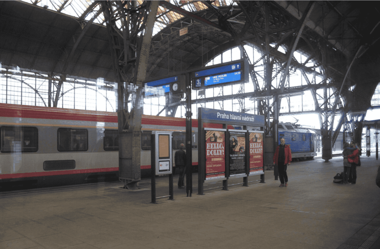 La Stazione Centrale di Praga nel 2010. L'azienda České dráhy (ČD, Ferrovie Ceche) sta semplificando i servizi di validazione dei biglietti online rimborso automatico se un treno subisce un ritardo di oltre un'ora.