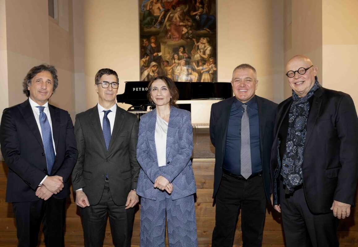 GIORGIO DE CHIRICO – Dipingere è l’arte magica. Inaugurazione della mostra all’Istituto Italiano di Cultura di Praga. Primo evento pubblico della Fondazione Aledya