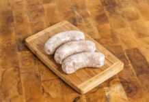 L’italiano che ha insegnato ai praghesi a non affumicare la salsiccia: la storia del Talián Talián di Praga servito caldo con rafano grattugiato e pane di segale, l'insaccato inventato da Emanuel Uggè.