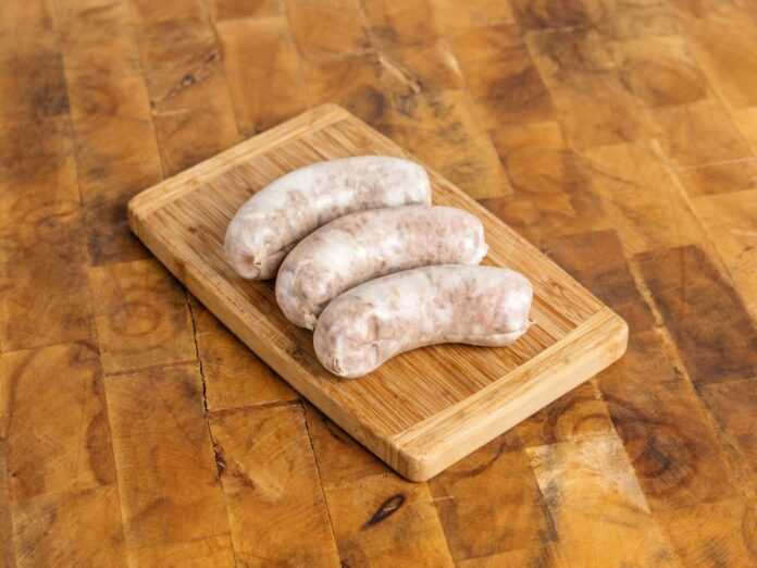 Talián di Praga servito caldo con rafano grattugiato e pane di segale, l'insaccato inventato da Emanuel Uggè.