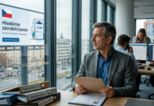 Il paradosso del lavoro ceco: perché le aziende ignorano i veterani della Generazione X Un professionista senior siede alla scrivania e guarda verso l'esterno, con dei giovani colleghi sullo sfondo e un cartello per la ricerca di personale fuori dalla finestra.