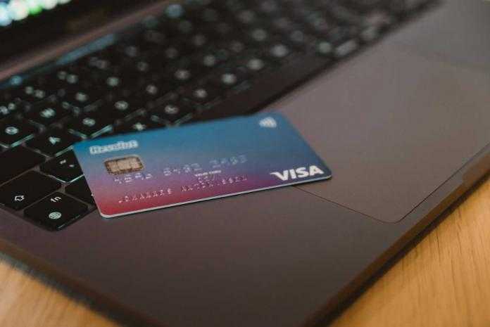 Carta di credito su laptop per aprire un conto corrente in Repubblica Ceca